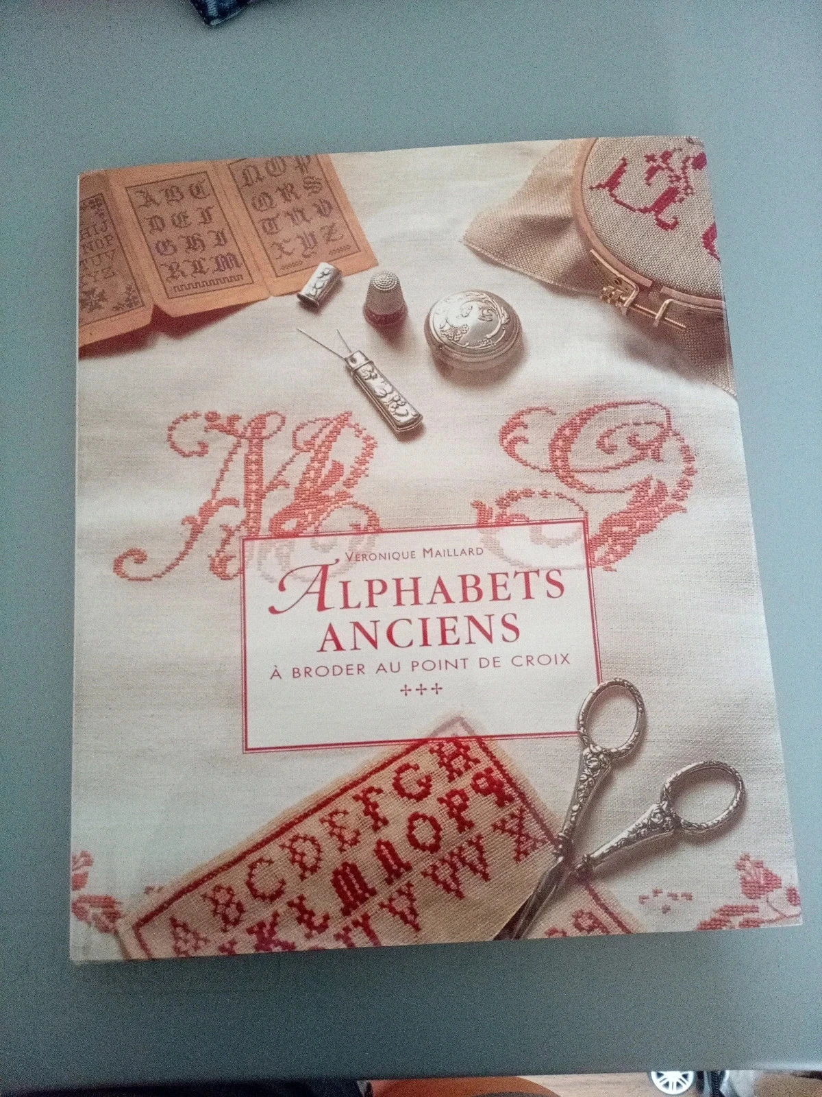 Livre "Alphabets Anciens à broder au point de croix" - Véronique Maillard